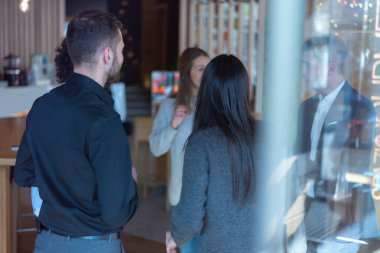 Şirket partisinde dans eden neşeli meslektaşlar. Şirket partisinde dans eden mutlu çalışanlar, başarının kutlaması..