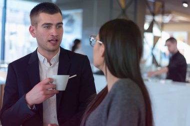 Girişim Çeşitliliği Ekibi Beyin Fırtınası Buluşma Konsepti. Dünya Ekonomi Raporu Belgesi Paylaşan İki İş Arkadaşı. Planlama Başlıyor. Genç Hippiler Kafe 'yi Tartışıyor
