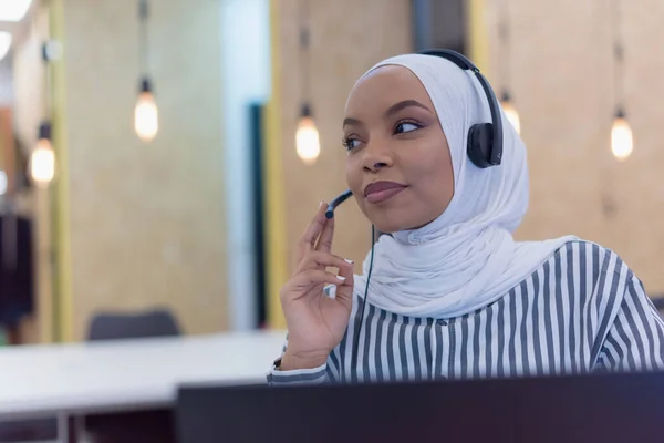 Gelukkige Afrikaanse Moslim Vrouw Call Center Vrouwelijke Klantenservice Vertegenwoordiger Antwoord — Stockfoto