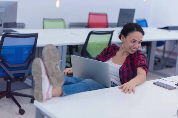 Joven Mujer Negocios Usando Laptopat Trabajo Quedarse Sola Después Del —  Fotos de Stock