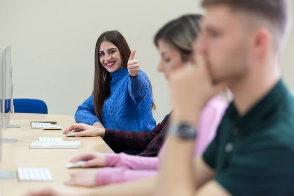 Glad Kvinnlig Student Visar Tummen Upp Ler Olika Unga Kvinnliga — Stockfoto