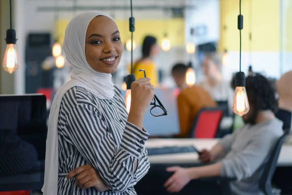 Gelukkige Succesvolle Bedrijfsleider Poseren Terwijl Haar Team Achtergrond Jonge Afro — Stockfoto