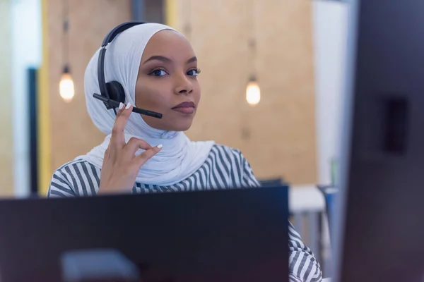 Gelukkige Afrikaanse Moslim Vrouw Call Center Vrouwelijke Klantenservice Vertegenwoordiger Antwoord — Stockfoto
