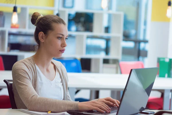 Egy Fiatal Üzletasszony Laptopot Használ Munkahelyén Brainstoring Üzleti Terv Felkészülés — Stock Fotó