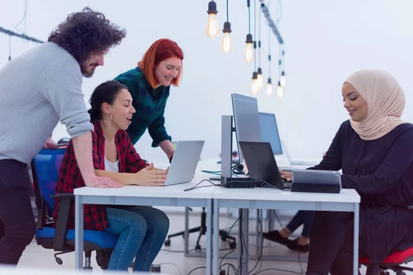 Grupo Negocio Joven Multiétnico Personas Lluvia Ideas Discutir Plan Negocios — Foto de Stock