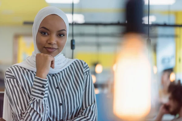 年轻的穆斯林非洲裔美国女商人在工作中担任领导 团队精神和多族裔概念 在她的团队背景下 成功的商界领袖举手投足 — 图库照片