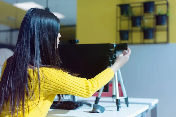 Dare Consigli Bella Giovane Donna Sorridente Mentre Video Sui Social — Foto Stock