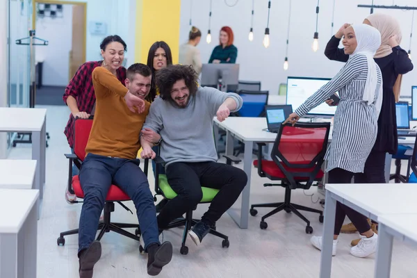 Grupo Trabajadores Oficina Creativos Colaboran Juntos Haciendo Bromas Entre Durante — Foto de Stock