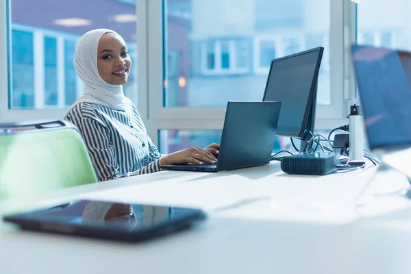 Joven Musulmana Mujer Negocios Afroamericana Como Líder Trabajo Trabajo Equipo —  Fotos de Stock