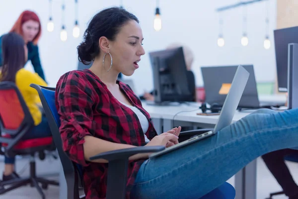 Joven Mujer Negocios Usando Laptopat Trabajo Mientras Grupo Una Joven —  Fotos de Stock