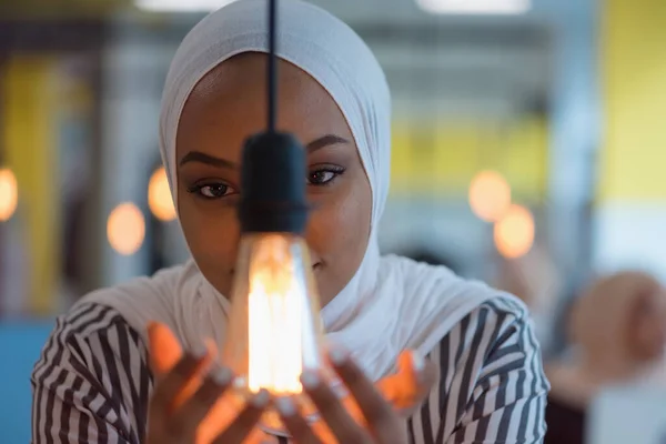 Schöne Afrikanische Muslimin Hält Moderne Glühbirne Mit Lächelndem Glücklichem Gesichtsausdruck — Stockfoto