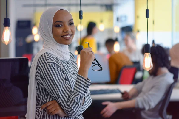 Glückliche Erfolgreiche Unternehmensführerin Posiert Während Ihr Team Hintergrund Junge Afroamerikanische — Stockfoto