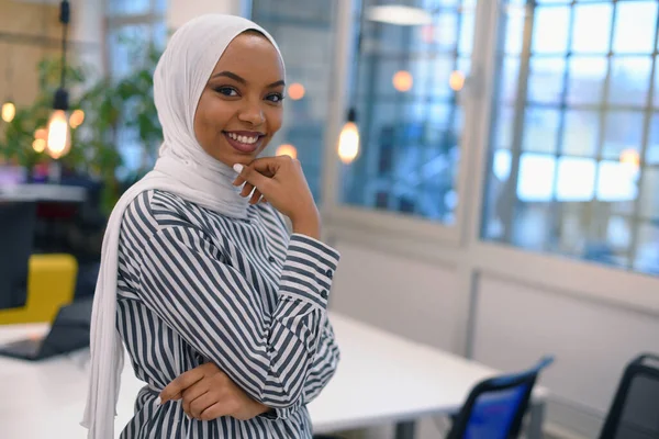在她的团队背景下 成功的商业领袖摆出一副快乐的样子 年轻的非洲裔美国女商人站在那里笑着 团队精神概念 — 图库照片