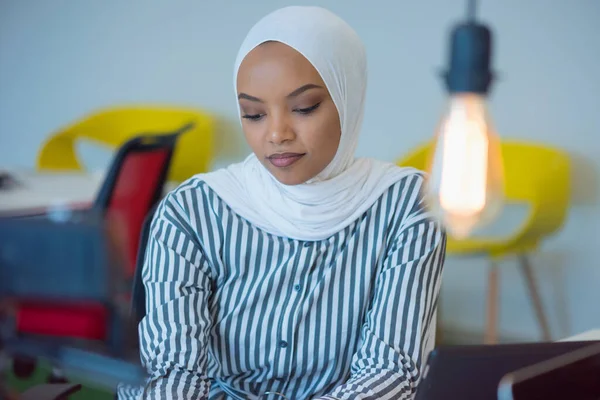 Jonge Afro Amerikaanse Zakenvrouw Zit Aan Haar Bureau Werkt Aan — Stockfoto