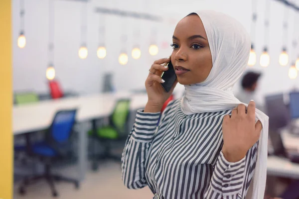 Prachtige Afrikaanse Bedrijfsmedewerker Aan Het Praten Mobiele Telefoon Gelukkig Afrikaans — Stockfoto