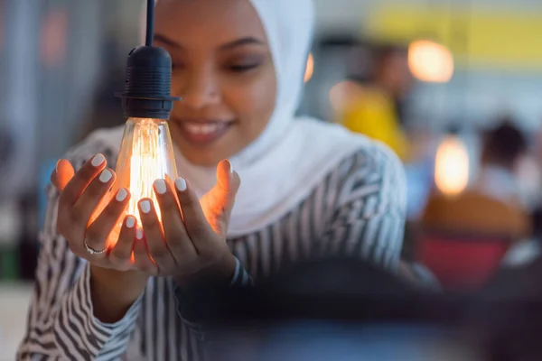 Schöne Afrikanische Muslimin Hält Moderne Glühbirne Mit Lächelndem Glücklichem Gesichtsausdruck — Stockfoto