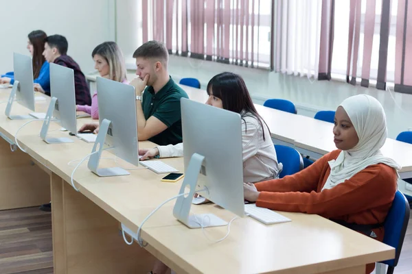 Grupa Studentów Uniwersyteckich Technologii Informatycznych Pracujących Nad Lekcjami Praktycznymi Siedząc — Zdjęcie stockowe