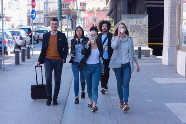Üzleti Csapat Portréja Irodán Kívül Találkozó Koncepcióval Emberek Sétálnak Kávéznak — Stock Fotó