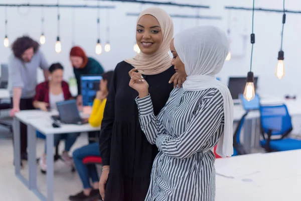 Salle Travail Entreprise Deux Femmes Affaires Afro Américaines Debout Discutant — Photo