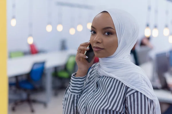 年轻的穆斯林非洲裔美国女商人作为一个领导者在工作和使用电话 团队精神和多族裔概念 在她的团队背景下 成功的商界领袖举手投足 — 图库照片