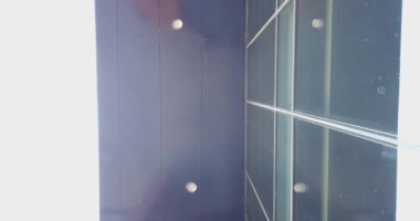 Ofise birlikte giden iş ortaklarının en alttan görüntüsü.