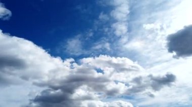 Mavi gökyüzü arkaplanlı beyaz bulutlar