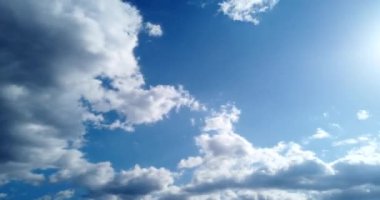 Mavi gökyüzü arkaplanlı beyaz bulutlar