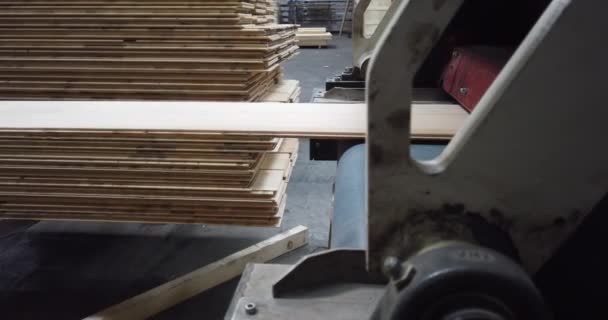 Produktionslinie der Holzfußbodenfabrik. Lager von Platten in der Produktion. Haufen geschnittenes Holz im Werkslager. Holz im Lager.