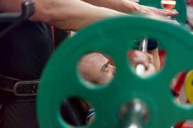 Vücut geliştirme motivasyonu. Spor salonunda iki vücut geliştirici birlikte çalışıyor. Vücut Geliştirme Hardcore.