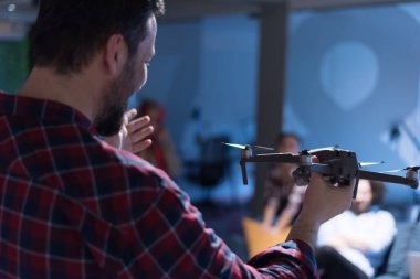 Yeni başarılı bir proje geliştirmeyi planlayan deneyimli profesyonellerden oluşan genç bir ekip. Çeşitli mimarlar modern teknolojiyi kullanarak birlikte çalışıyorlar. İHA teknolojisi üzerinde çalışan yeni başlayanlar.