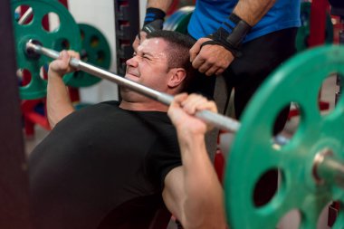Vücut geliştirme motivasyonu. Spor salonunda iki vücut geliştirici birlikte çalışıyor. Vücut Geliştirme Hardcore.