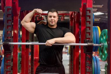 Çekirdek Vücut Geliştirme. Kas geliştiren vücut geliştirici beden eğitimi modeli. Spor salonunda dambılları olan kollar. Spor salonundaki egzersizlerin konsept fotoğrafı