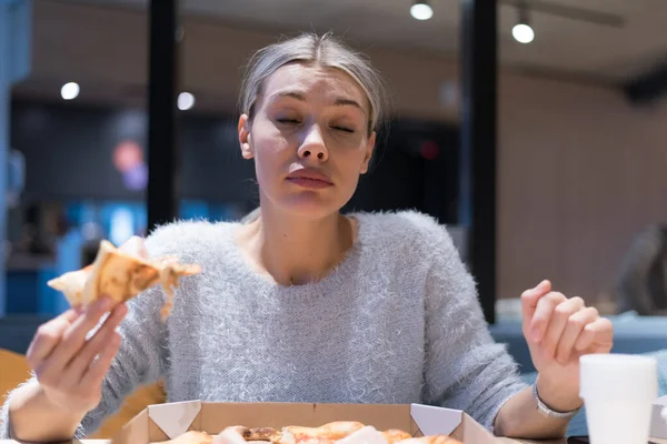 Beautiful Woman Eating Pizza Drinking Cola While Sitting Expres Restaurant — Stock Photo, Image