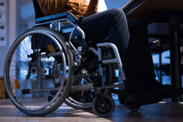 Niepełnosprawny Biznesmen Wózku Inwalidzkim Pracuje Biurze Przy Komputerze Podczas Wykonywania — Zdjęcie stockowe