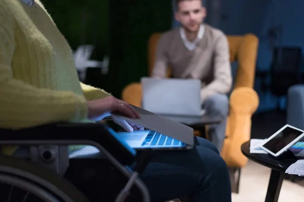 Деловая Женщина Инвалид Инвалидной Коляске Использует Свой Ноутбук Выступая Коворкинге — стоковое фото
