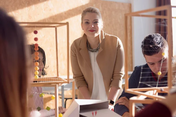 Profesora Arquitectura Trabajo Profesora Mujer Explicar Proyectos Arquitectónicos Los Estudiantes — Foto de Stock