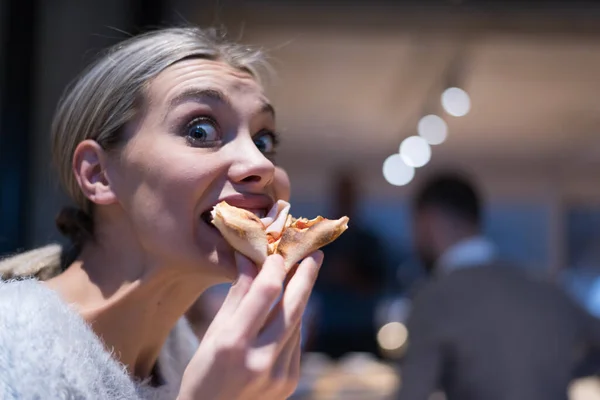 Krásná Žena Jíst Pizzu Pít Colu Zatímco Sedí Uvnitř Expres — Stock fotografie