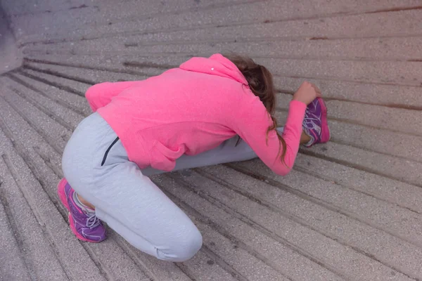 Joven Corredora Preparándose Para Correr Calle Ciudad Cuerpo Forma Requiere —  Fotos de Stock