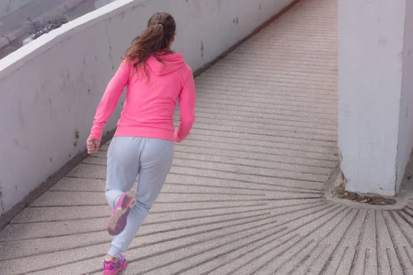 Joven Corredora Con Capucha Está Trotando Calle Ciudad Cuerpo Forma —  Fotos de Stock