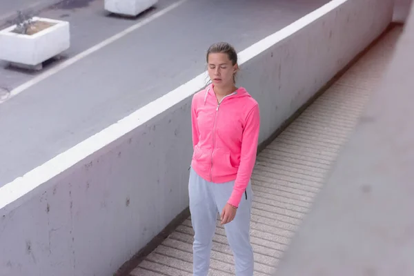 Fiatal Női Futó Aki Kocogásra Készül Város Utcájában Testhez Kemény — Stock Fotó