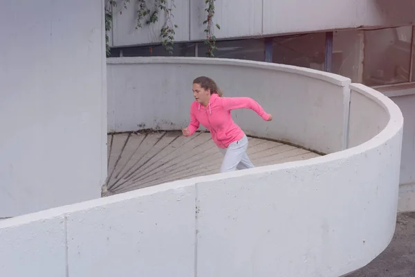 Unga Kvinnliga Löpare Hoody Joggar Stadens Gator Passar Kroppen Kräver — Stockfoto