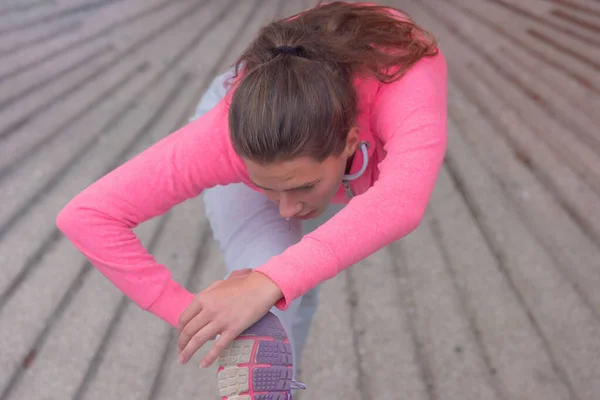 Ung Kvindelig Løber Forbereder Sig Jogging Byens Gade Fit Krop - Stock-foto