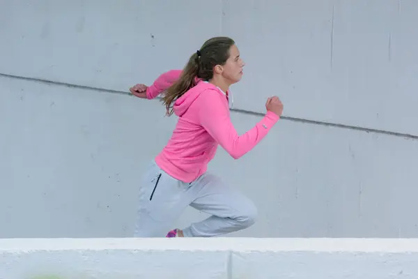 Ung Kvindelig Løber Hættetrøje Jogger Byen Street Fit Krop Kræver - Stock-foto