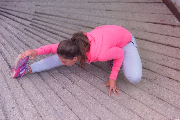 Unga Kvinnliga Löpare Förbereder Sig För Jogging Stadens Gata Kroppen — Stockfoto