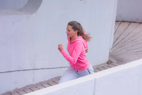 Ung Kvindelig Løber Hættetræner Byen Street Fit Krop Kræver Hårdt - Stock-foto
