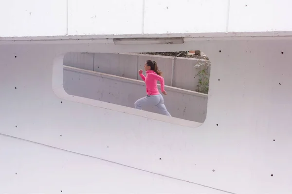 Corredor Feminino Jovem Jogging Com Capuz Rua Cidade Corpo Apto — Fotografia de Stock