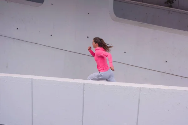 Corredor Feminino Jovem Jogging Com Capuz Rua Cidade Corpo Apto — Fotografia de Stock