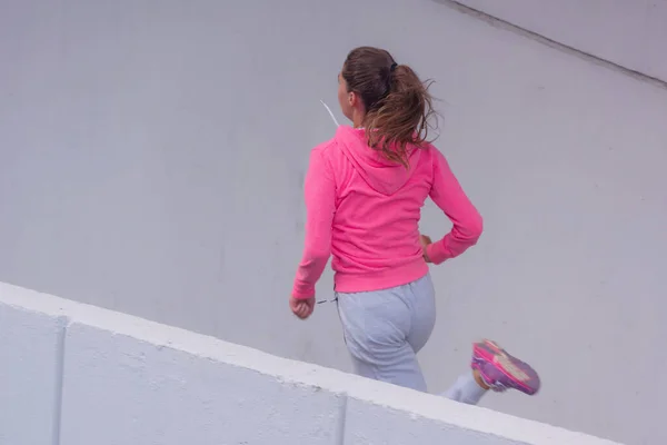 Kapüşonlu Genç Bayan Koşucu Şehir Sokaklarında Koşuyor Formda Vücut Sıkı — Stok fotoğraf