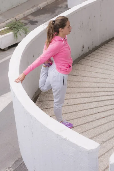 Unga Kvinnliga Löpare Förbereder Sig För Jogging Stadens Gata Kroppen — Stockfoto