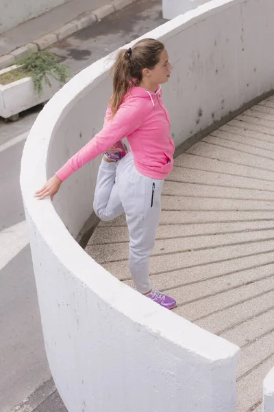 Joven Corredora Preparándose Para Correr Calle Ciudad Cuerpo Forma Requiere —  Fotos de Stock